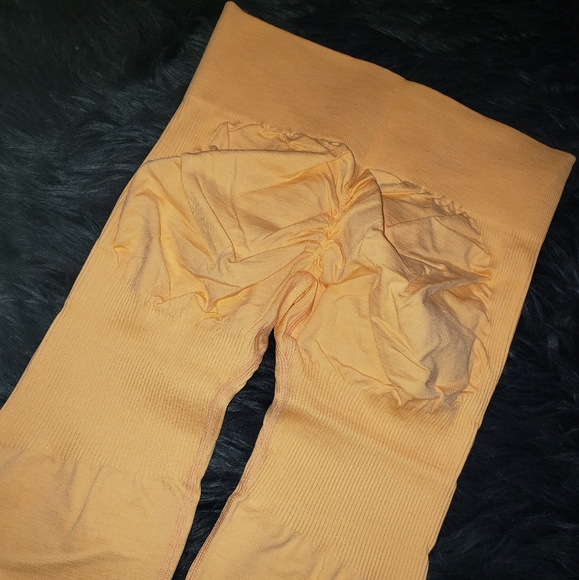 Lazuli Label Scrunch Seamless Ribbed Contour Leggings - Picture 3 of 4